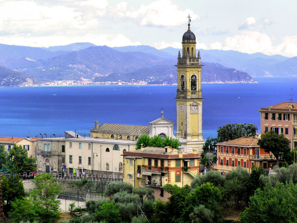El bello pueblo de Rapallo con su torre de San Lorenzo della Costa